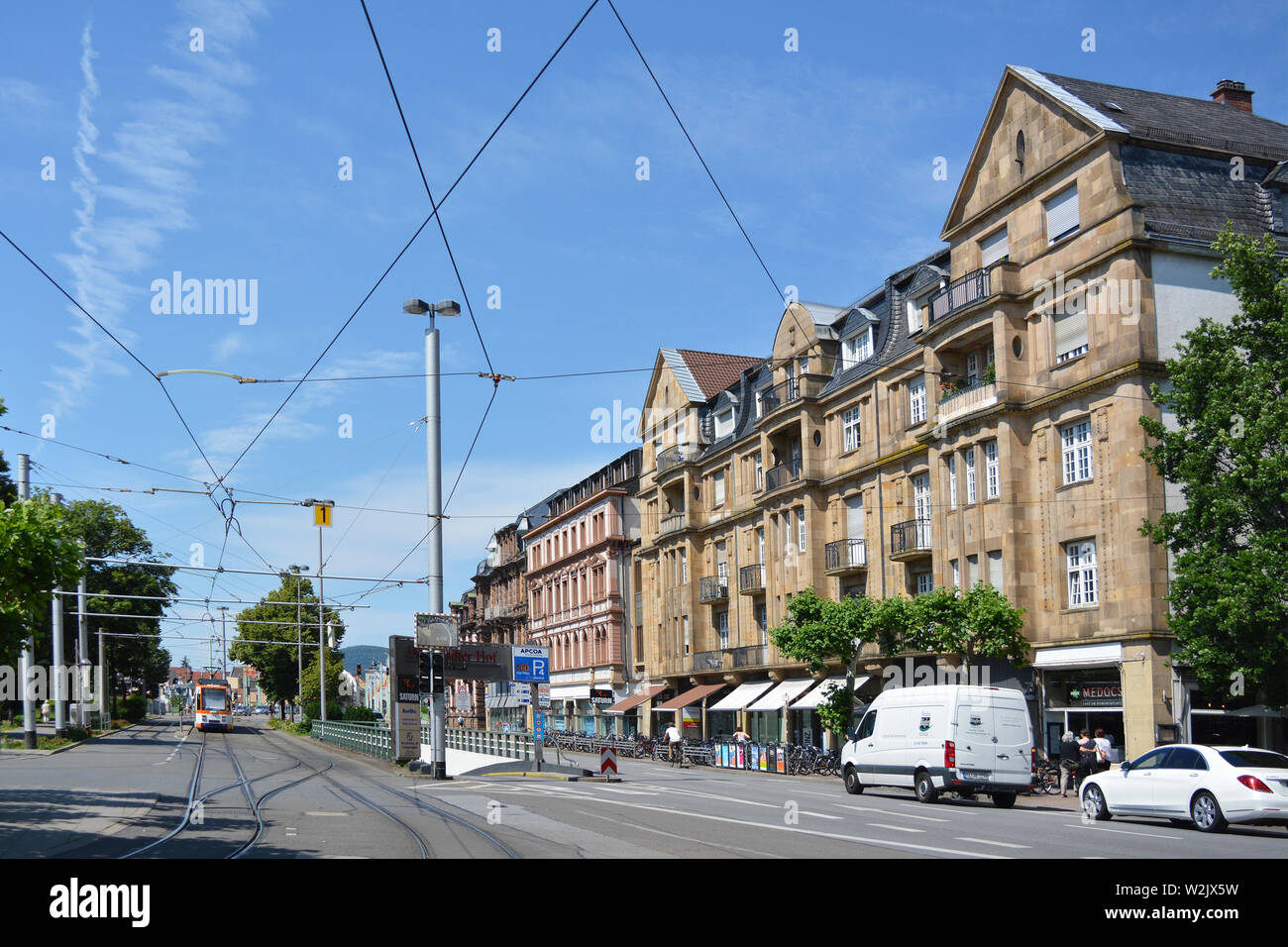 Old historical centre commercial appelé "armstadter Hof' et les rails du tramway et de la rue, vue à partir de la place appelée 'Bismarkplatz" en Allemagne, Heidelberg Banque D'Images