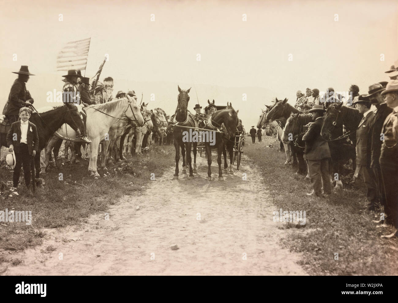 Grand groupe d'Amérindiens Salish se sont réunis pour regarder le secrétaire de l'intérieur James Rudolph Garfield en transport, la réserve indienne de Flathead, Montana, USA, photo de Edward H. Boos, 1907 Banque D'Images