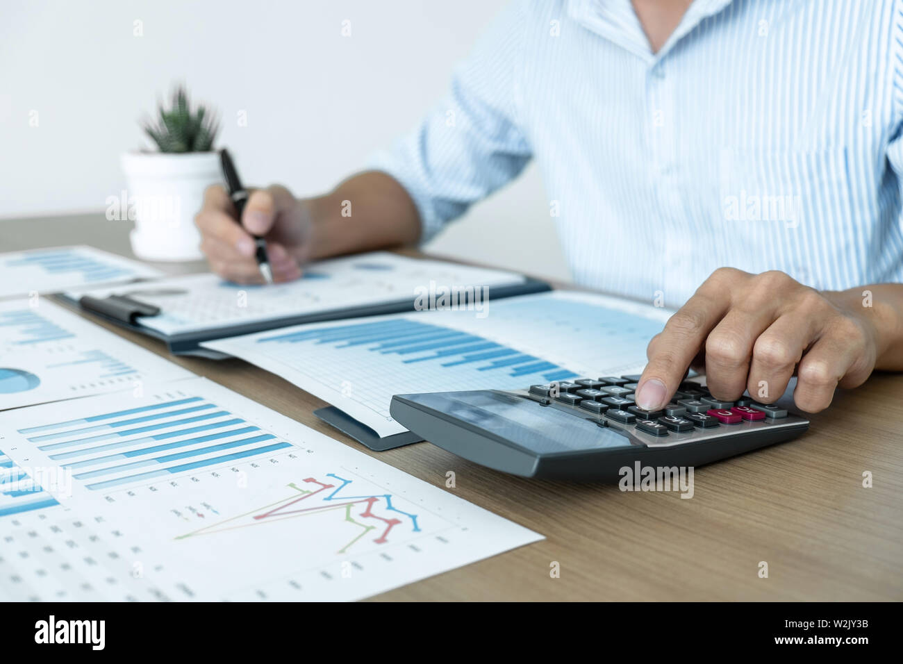 Businessman comptable faisant l'audit et de travail calcul financier frais financiers annuels bilan état des finances, faire faire aucun Banque D'Images