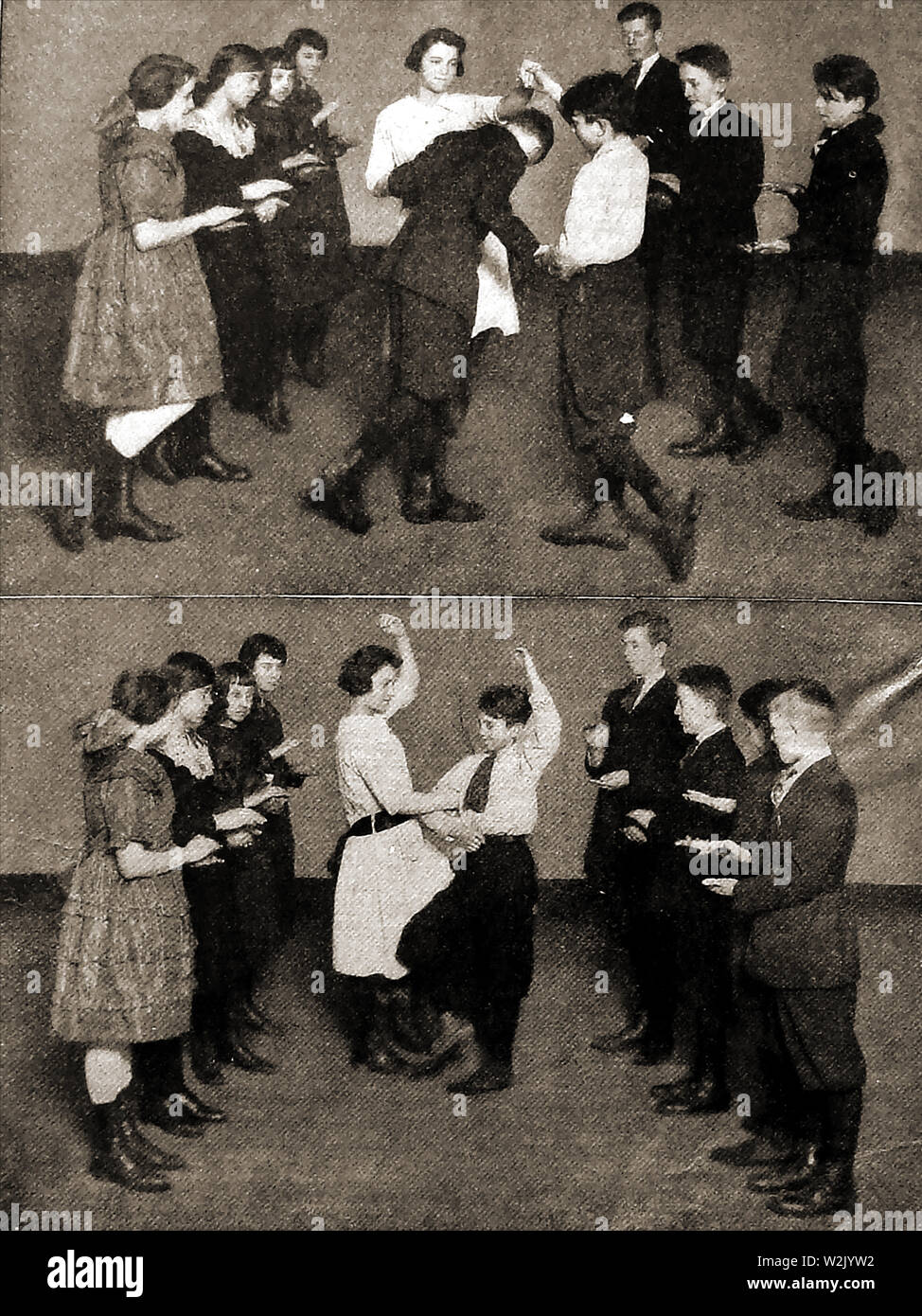 "Pop Goes The Weasle' dance réalisé par les enfants de l'école britannique à l'école c1930s Banque D'Images