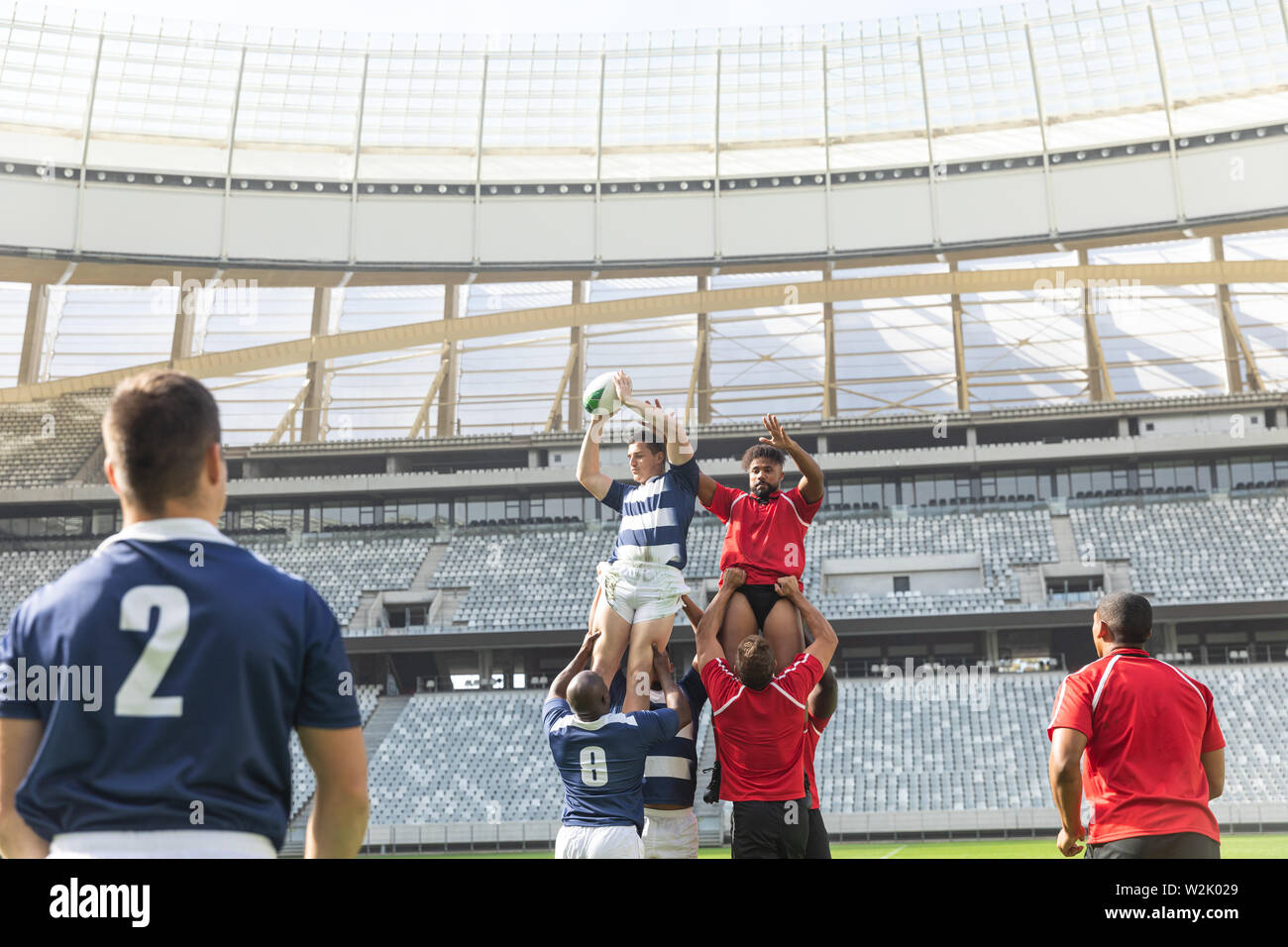 Les joueurs de rugby masculin rugby match dans le stade Banque D'Images