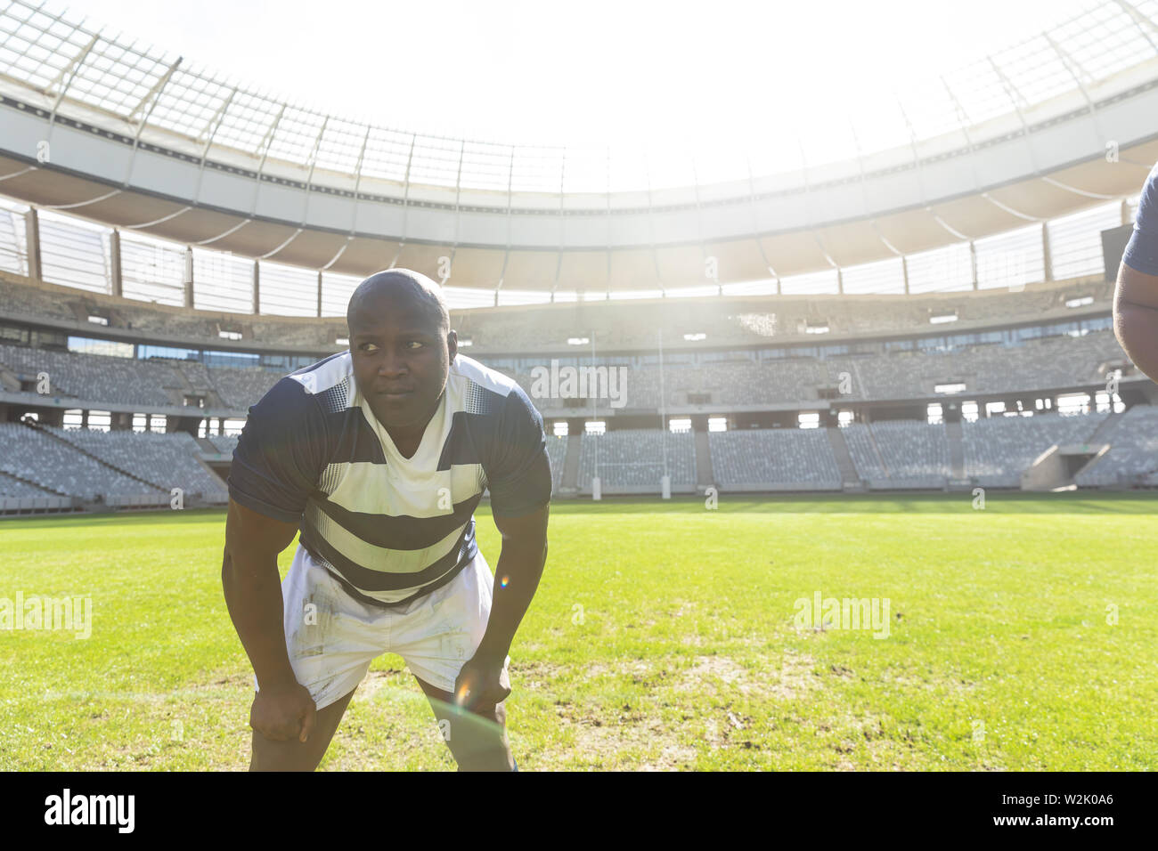 Joueur de rugby masculin debout dans le stade Banque D'Images