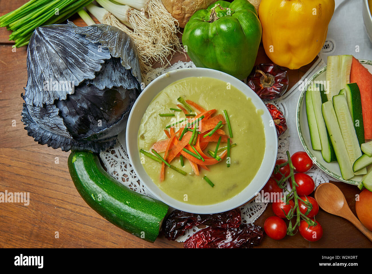 Crème de carottes et de pommes de terre et crème de pois aux épinards. Les poivrons vert, rouge et jaune. Pumpkin, d'ail, ciboulette, tomates cerises, piments séchés Banque D'Images