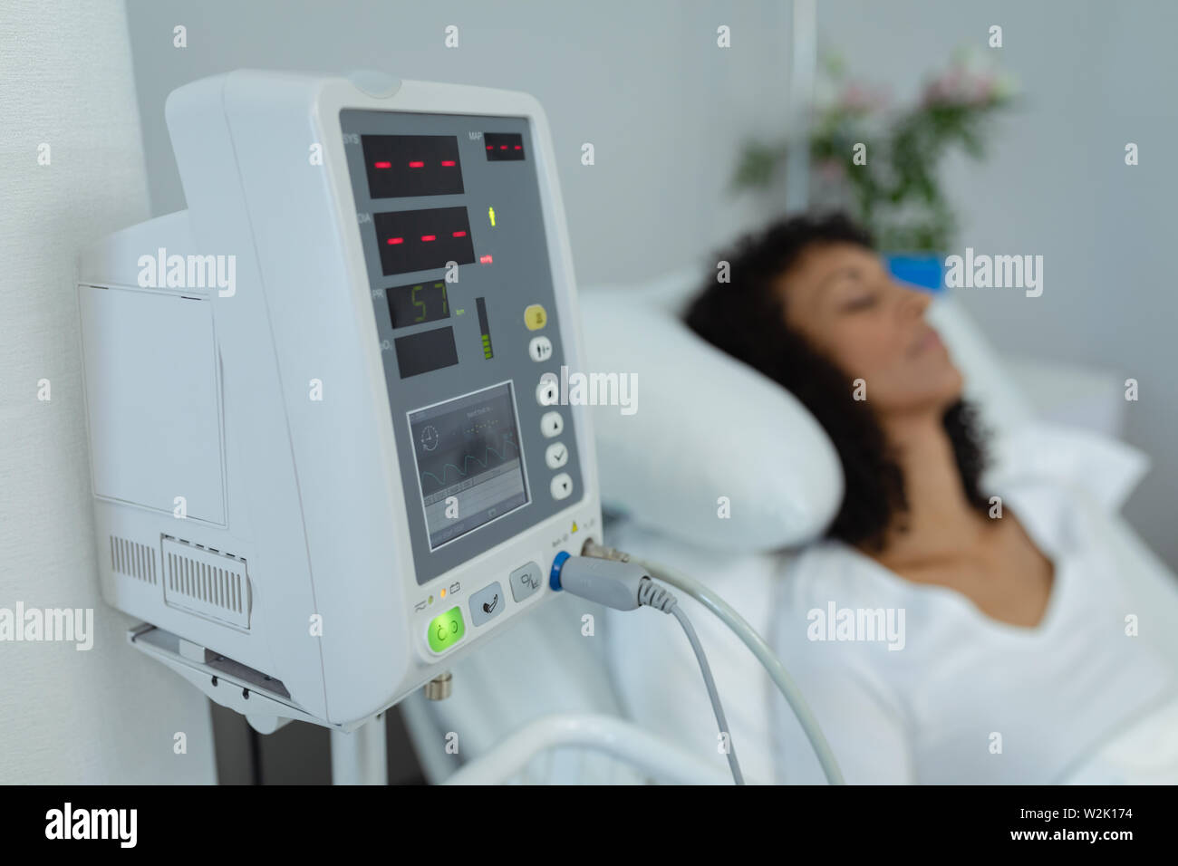 Avec moniteur médical patient dans le quartier à l'hôpital Banque D'Images