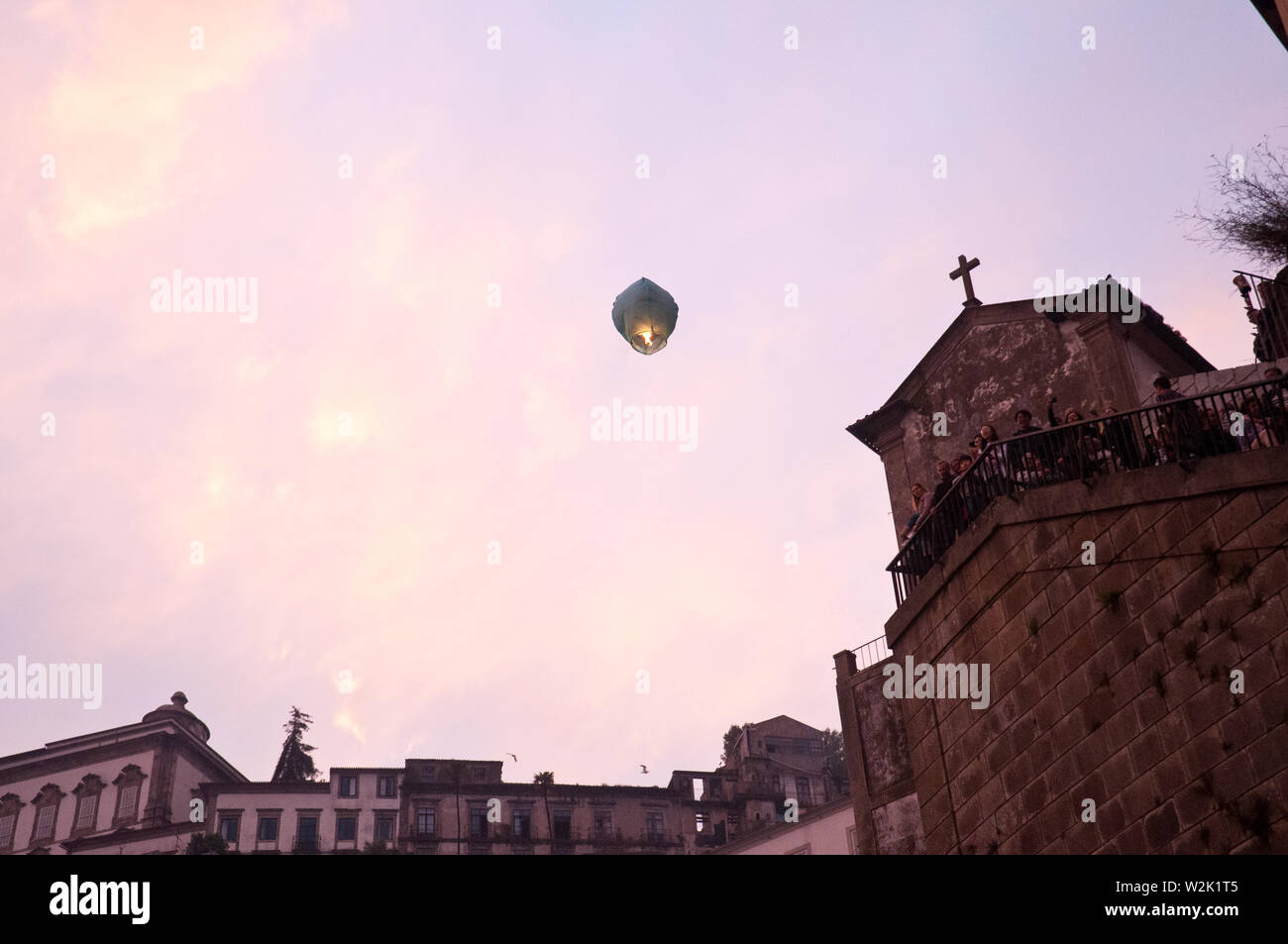 Les ballons sont lancés à la veille de la Saint-Jean à Porto, Portugal Banque D'Images