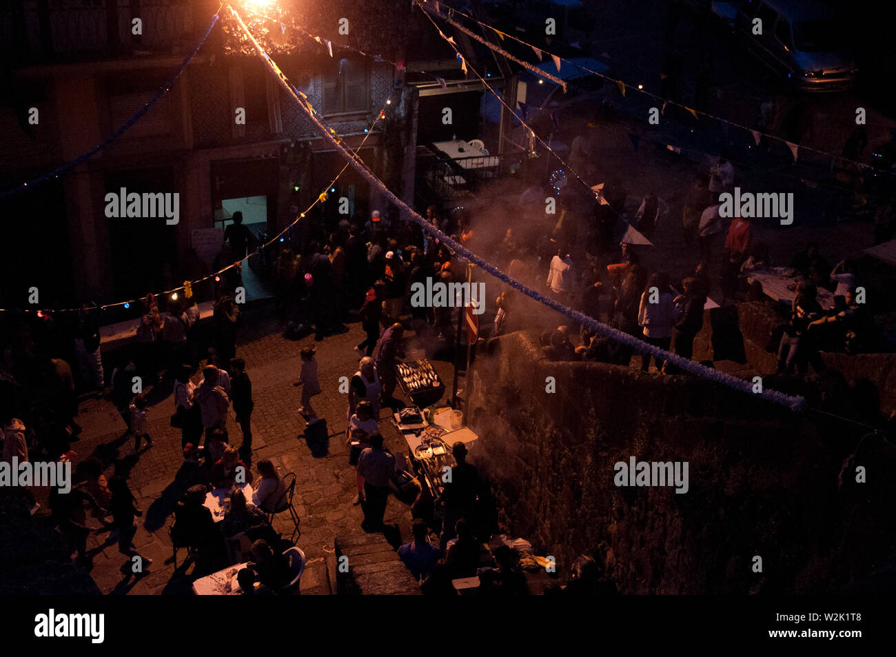 Dans les rues de Porto, Portugal, la célébration de la nuit de la Saint Jean. Banque D'Images