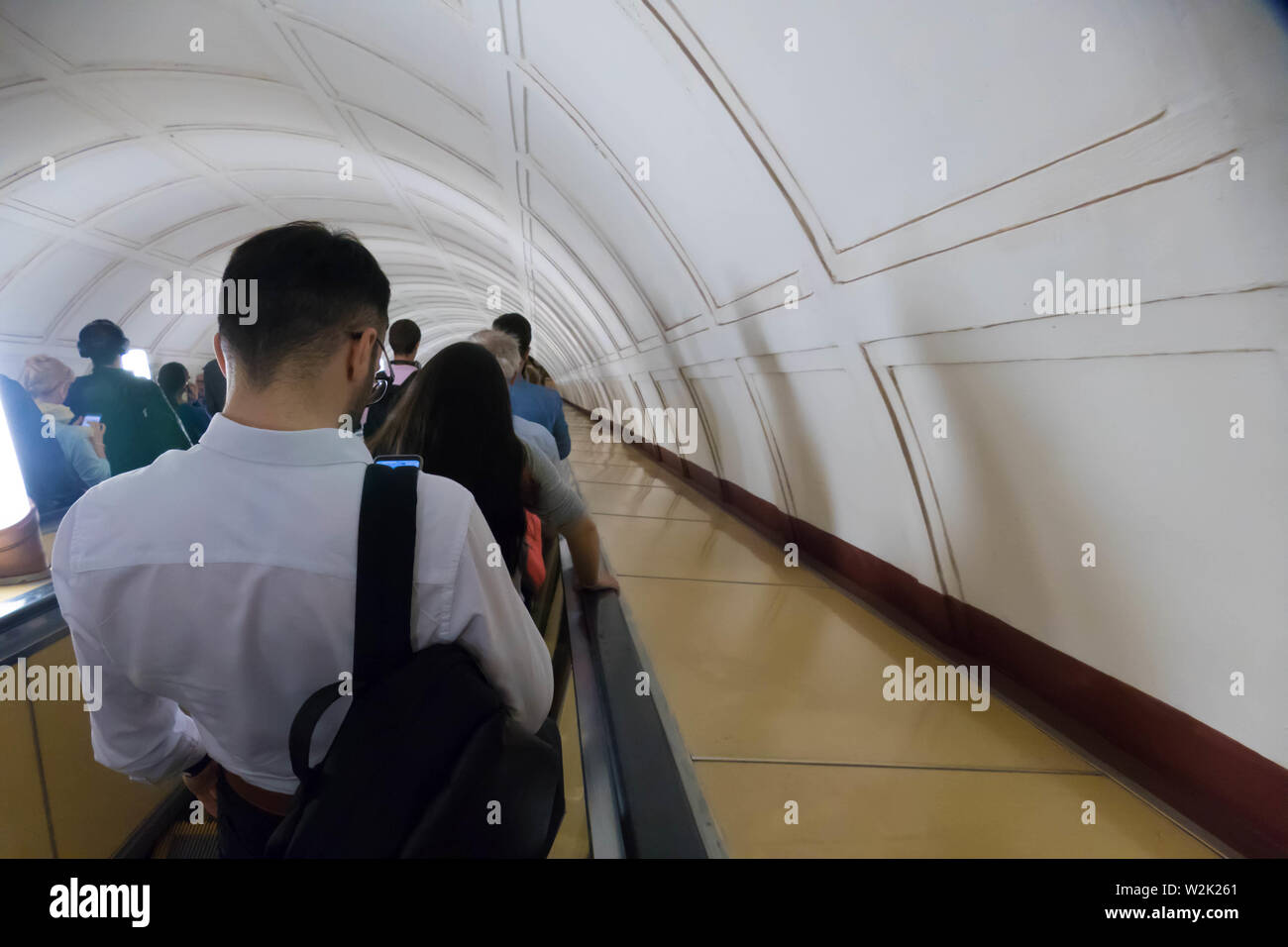 Escaliers mécaniques dans le métro à Moscou Banque D'Images