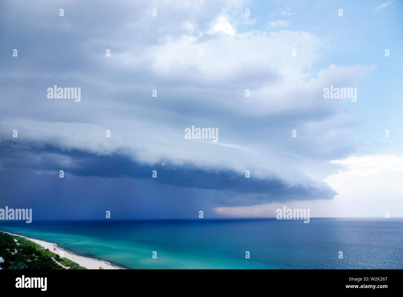 Miami Beach Florida,North Beach,Océan Atlantique,météo nuages ciel stormfront Storm front,arcus wedge étagère nuage pluie,FL190704002 Banque D'Images
