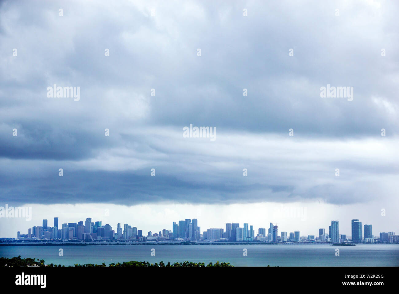 Miami Floride, Biscayne Bay eau, centre-ville horizon, temps rainstorm nuages, les visiteurs Voyage voyage tourisme touristique sites touristiques culte Banque D'Images