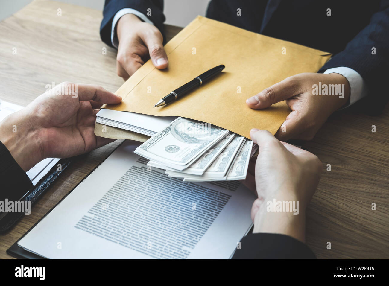 La tricherie malhonnête en affaires argent illégal, business man giving pot-argent dans les affaires les gens à accepter le contrat contrat d'accord sur l'investissement, Brib Banque D'Images
