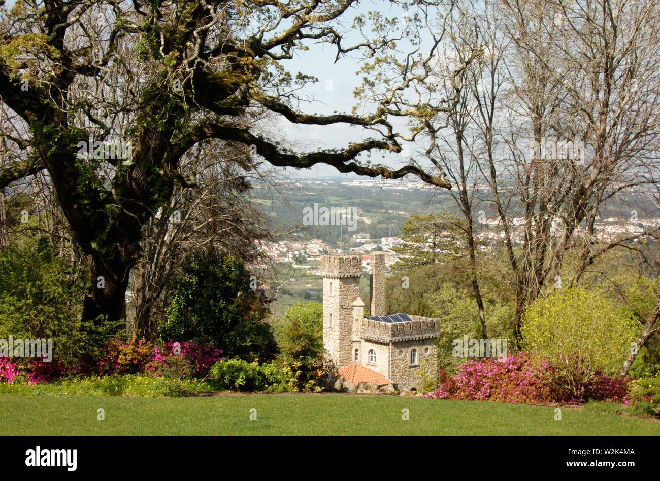 À côté de Lisbonne, vous pouvez trouver, c'est bien connu pour son célèbre château, jardins et beaucoup de Quinta's - pour exemple trivial "Quinta da Regaleira' Banque D'Images