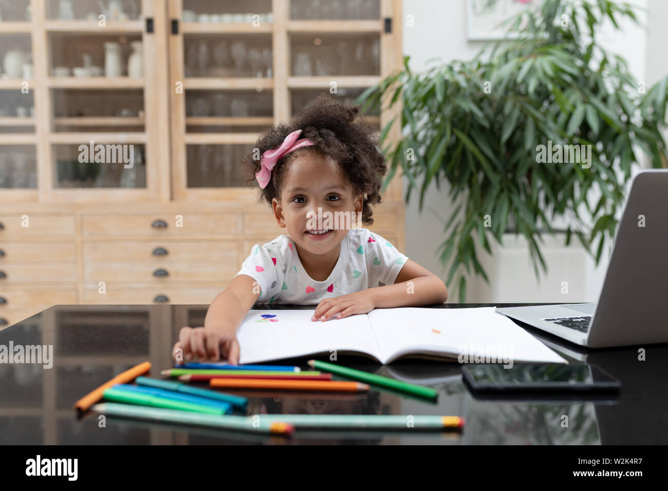 Girl doing her homework sur table à la maison Banque D'Images