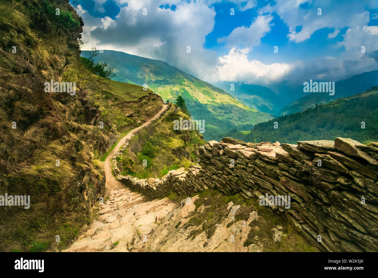 Sentier de montagne parfait dans l'Himalaya, Népal Banque D'Images Sentier de montagne parfait dans l'Himalaya, Népal Banque D'Images