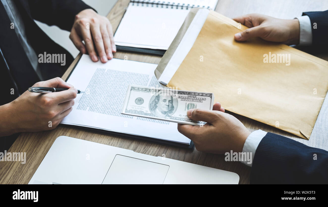 La tricherie malhonnête en affaires argent illégal, business man giving pot-de l'argent dans les gens d'affaires de donner l'accord de contrat de réussite de l'investissement, Brib Banque D'Images