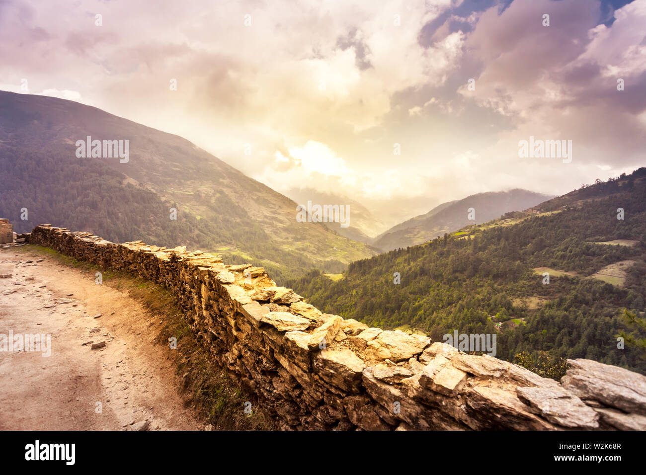 Sentier de montagne parfait dans l'Himalaya, Népal Banque D'Images Sentier de montagne parfait dans l'Himalaya, Népal Banque D'Images