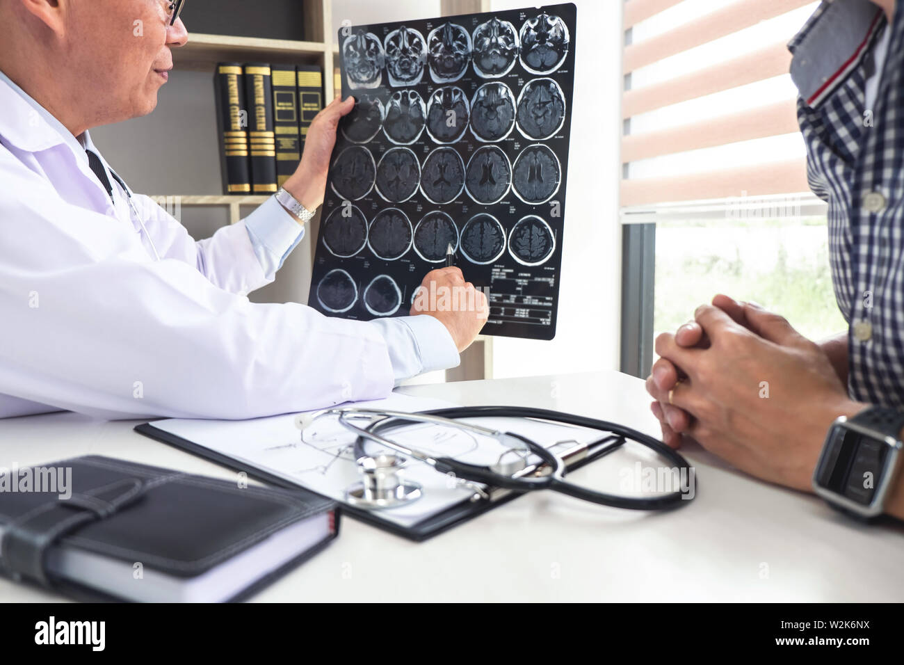 Avoir une conversation avec le professeur médecin et patient holding x-ray film lors de l'examen de l'explication de symptômes ou de diagnostic de la santé, des avocats Banque D'Images