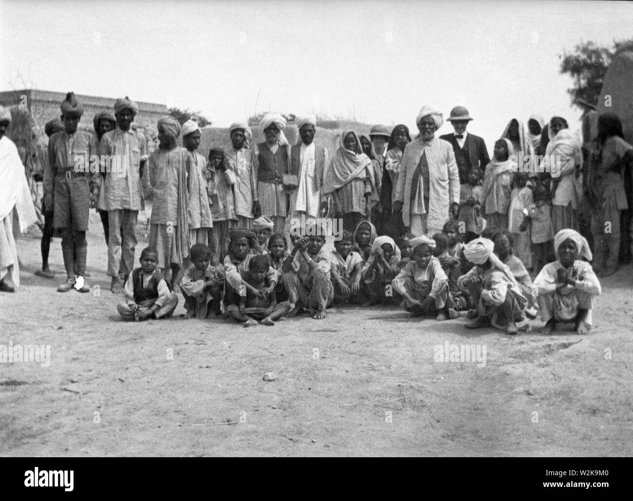 Collecte de village en Inde sous le Raj britannique en 1908 Banque D'Images
