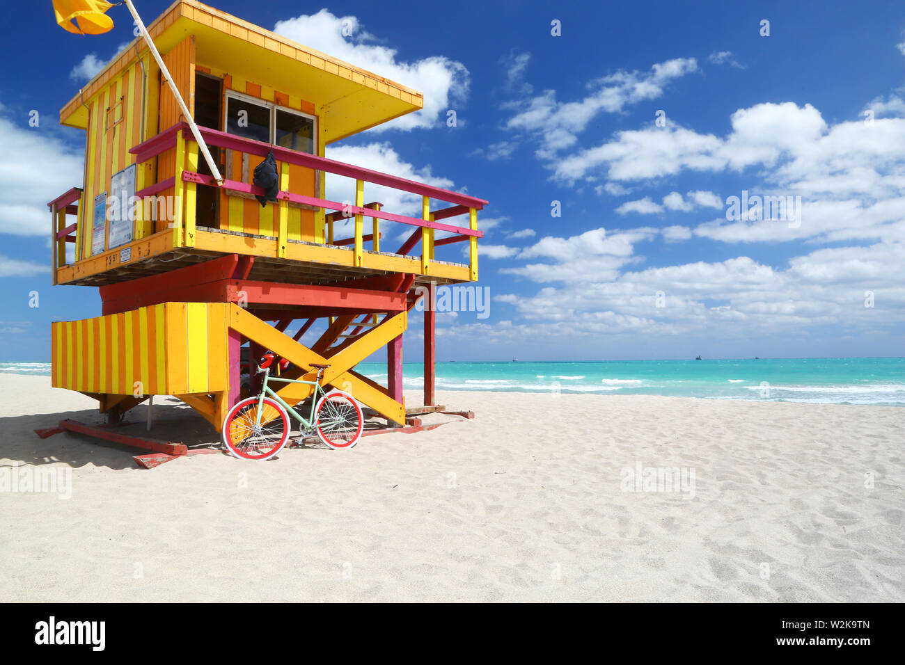 Vélo moderne & lifeguard station dans Miami Beach Banque D'Images