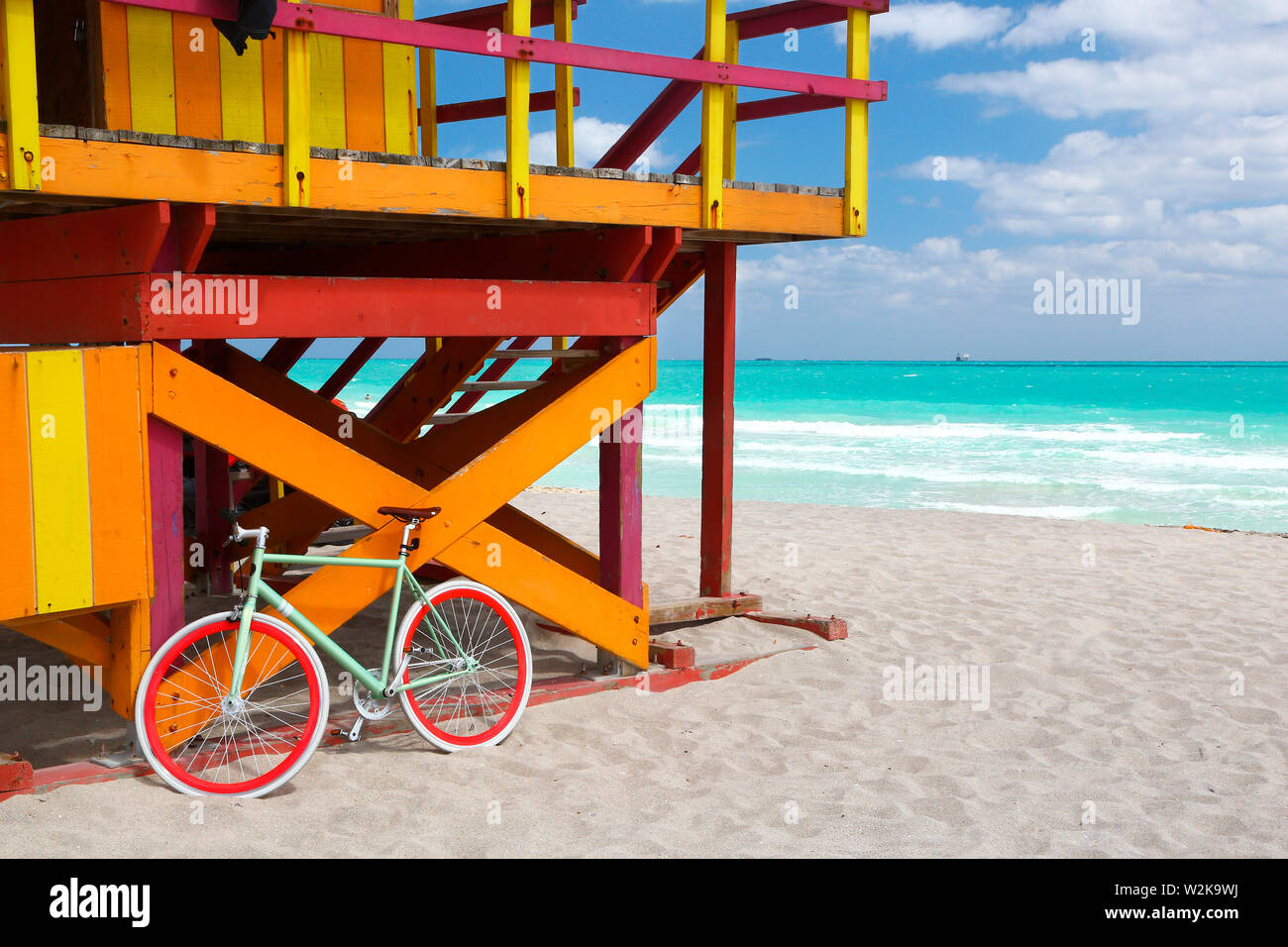 Nice bike & lifeguard station dans Miami Beach Banque D'Images