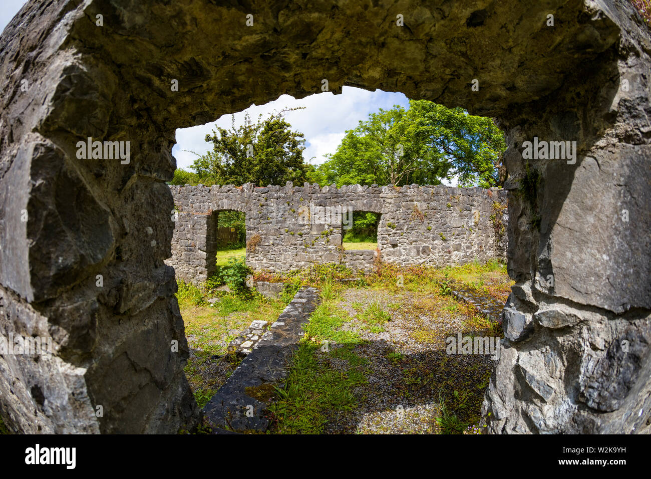Ruines médiévales près de Thoor Ballylee Château ou Tour de Yeats en ville si Gort Comté de Galway Irlande Banque D'Images