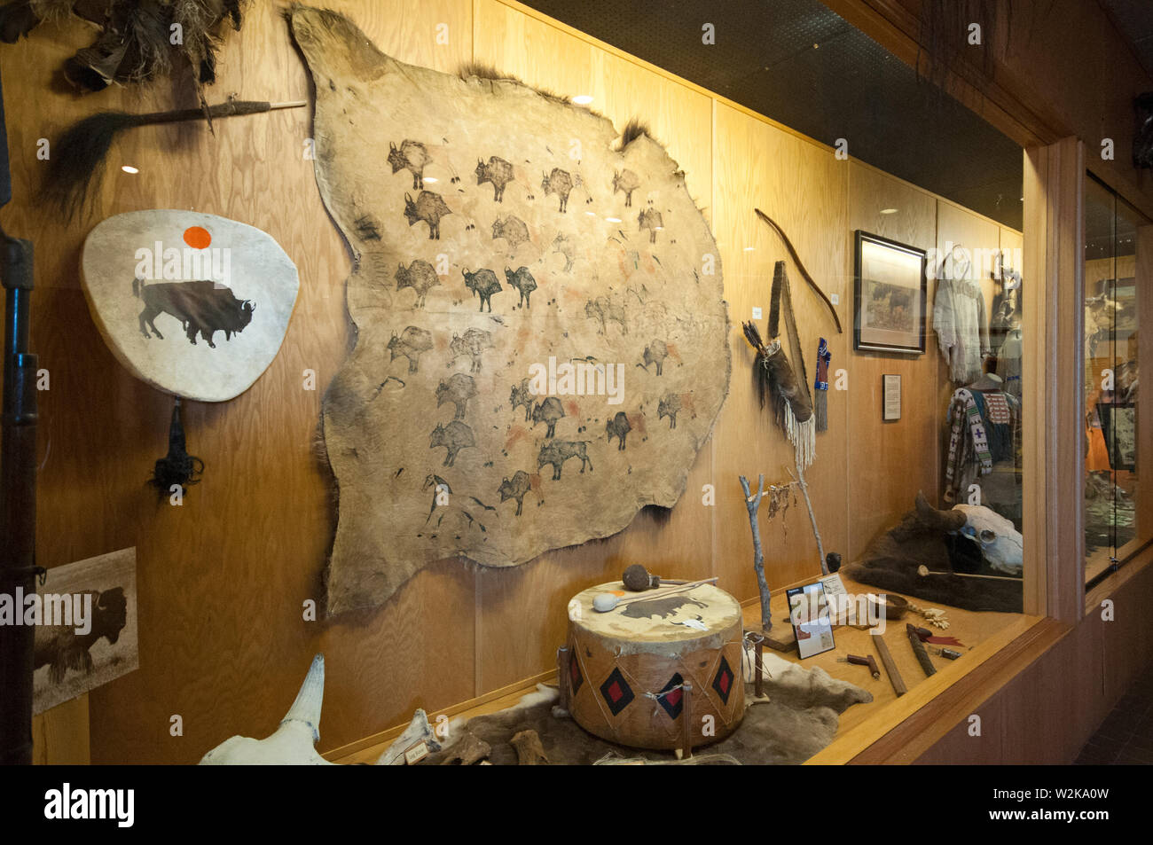 Objets, vêtements et outils d'Autochtones américains faits de peau de bison, High Plains Western Heritage Center, bécunes, dans le Comté de Lawrence, South Dakota, USA Banque D'Images
