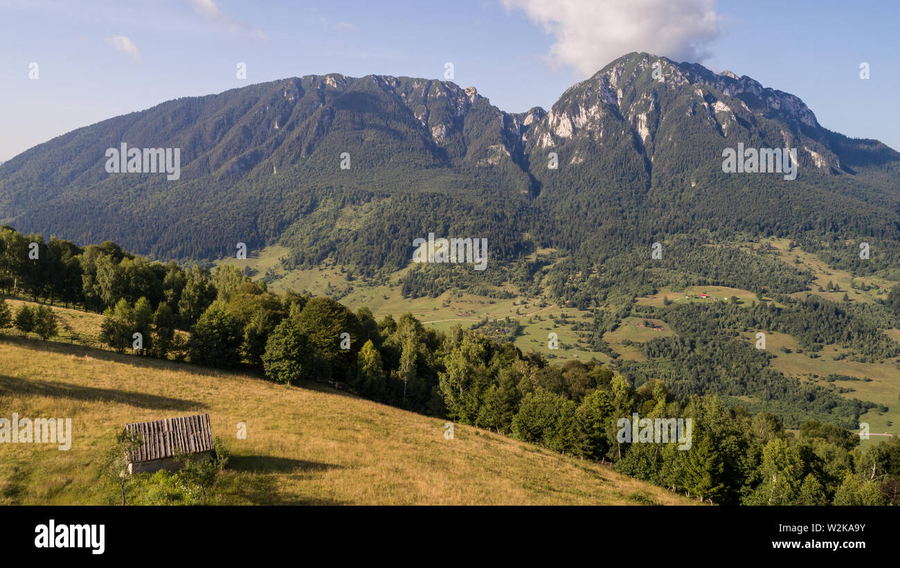Paysage de montagne dans les montagnes Piatra Craiului, Roumanie Banque D'Images