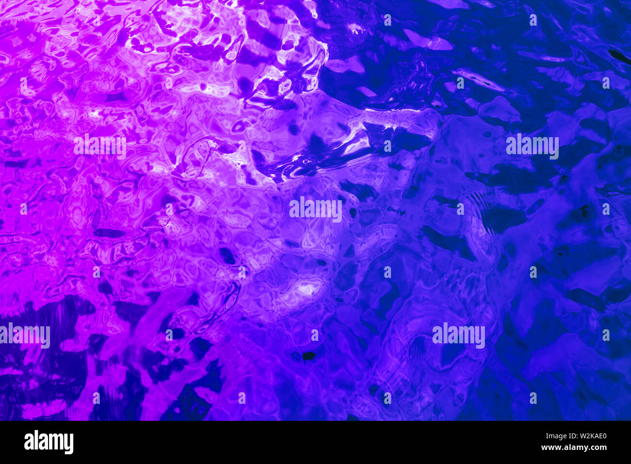 La surface de l'eau dans la lumière au néon Banque D'Images