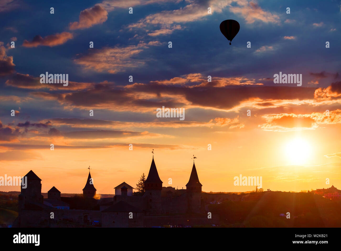 Vue sur le château de Kamianets et Podilskyi montgolfière pendant le coucher du soleil Banque D'Images