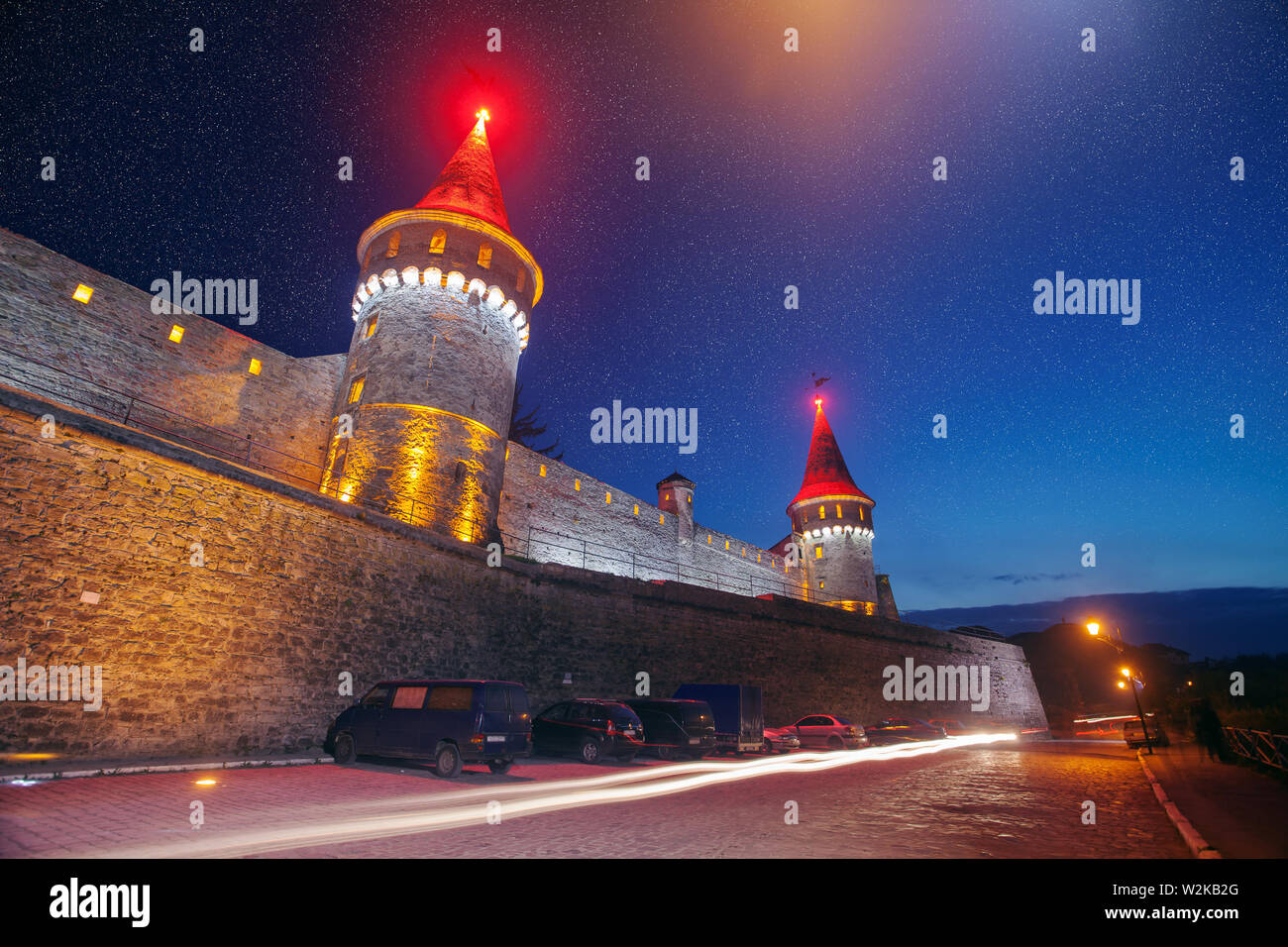 Vue sur le château à Kamianets-Podilskyi dans la soirée avec ciel brouillé . L'Ukraine Banque D'Images