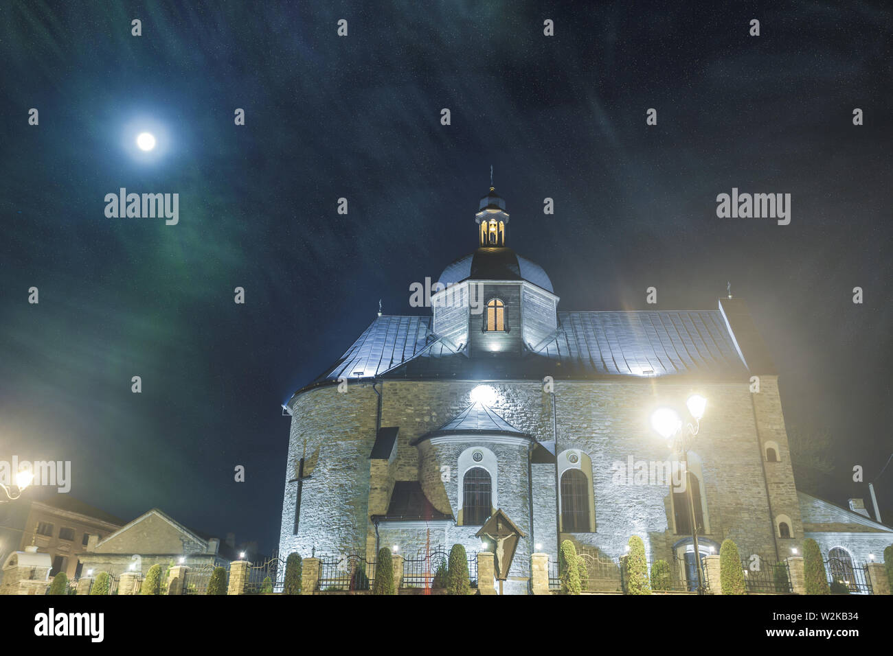 La belle église médiévale dans Kamyanets Podilsky dans la lumière de nuit et brouillard Banque D'Images