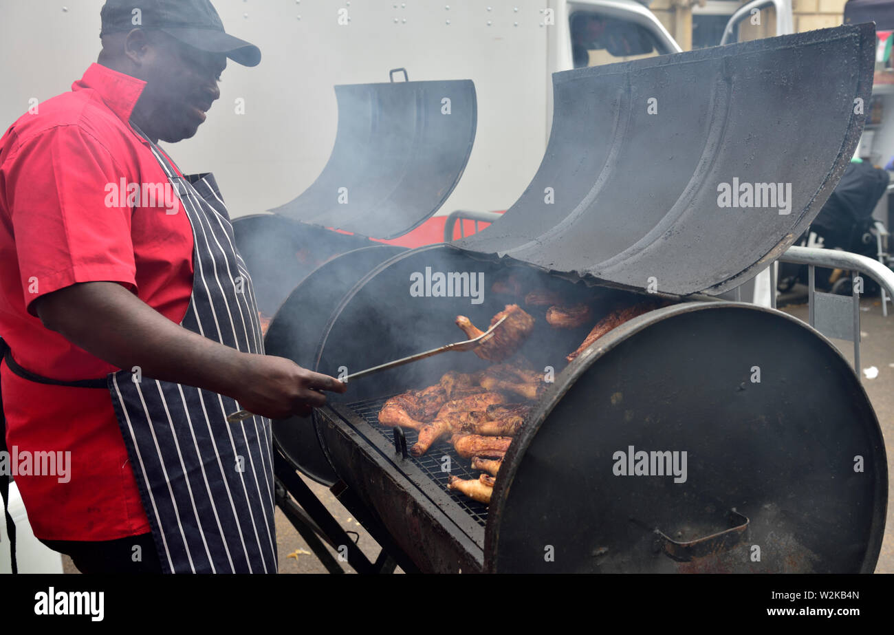 L'homme au barbecue de poulet sur le tambour à huile barbecue à Bristol festival Carnaval de St Paul Banque D'Images