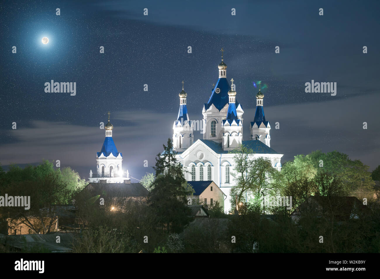 Ancienne Cathédrale dans Kamyanets Podilsky de nuit, de l'Ukraine Banque D'Images