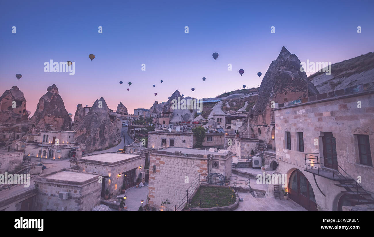 Hot Air Balloon flying over rock paysage à la Cappadoce Turquie Banque D'Images