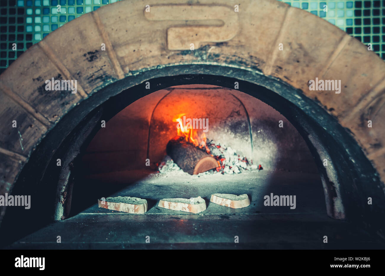Intérieur du restaurant moderne avec cheminée close-up Banque D'Images