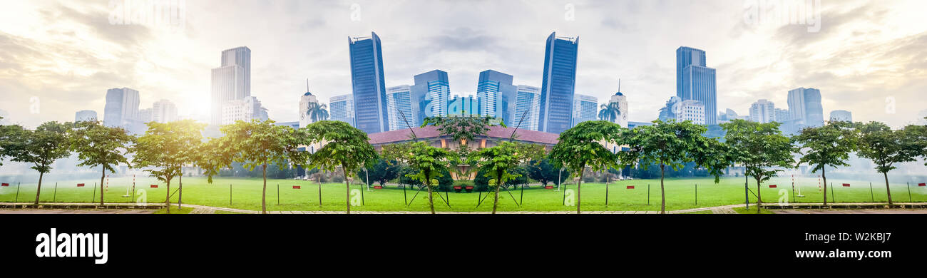 Vue panoramique de bâtiments modernes en verre bleu avec réflexion. Centre d'affaires à Kuala Lumpur Banque D'Images