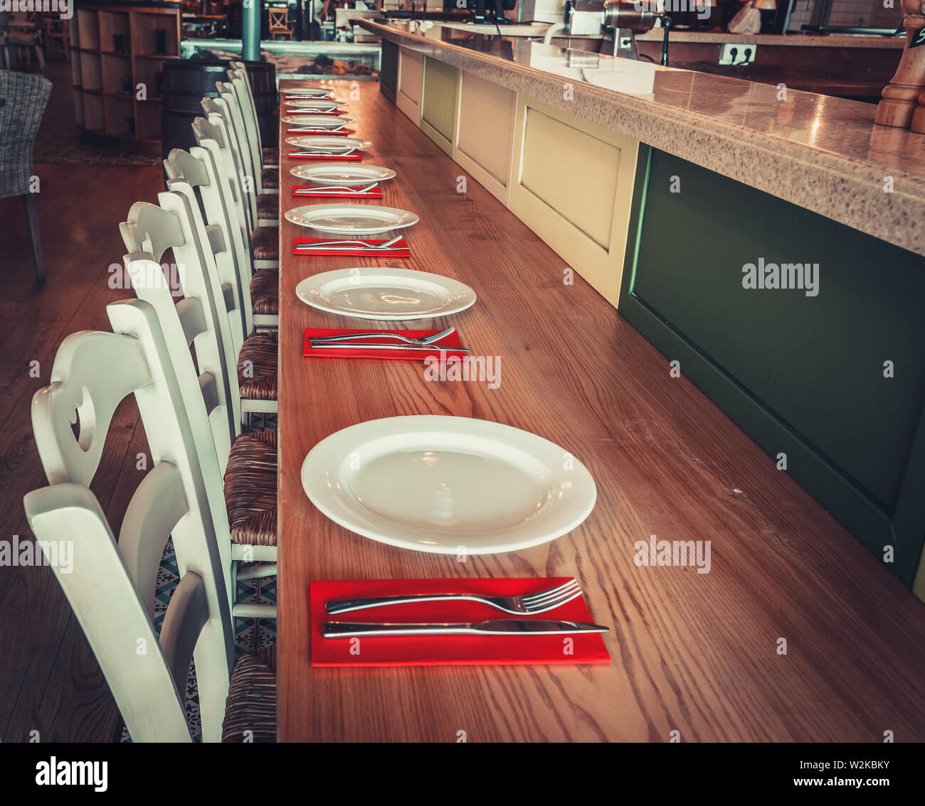 Le restaurant moderne de l'intérieur avec table, chaises et table Banque D'Images