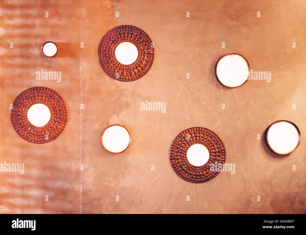 Un design intérieur moderne Belle vintage lampes dorées au plafond Banque D'Images