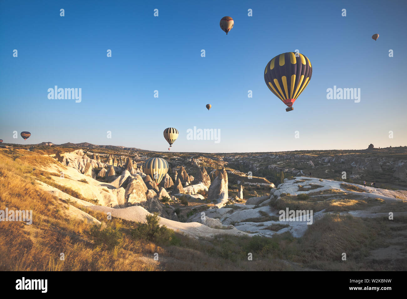 Hot Air Balloon flying over Cappadocia spectaculaire Banque D'Images