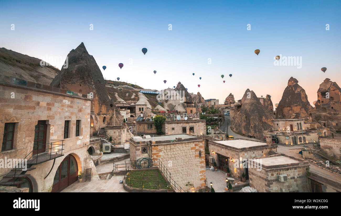 Hot Air Balloon flying over rock paysage à la Cappadoce Turquie Banque D'Images