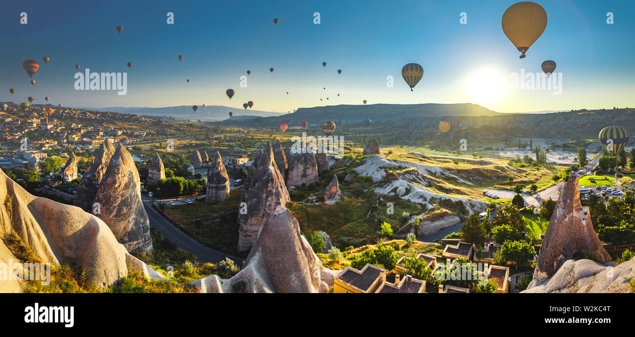 Hot Air Balloon flying over Cappadocia spectaculaire Banque D'Images
