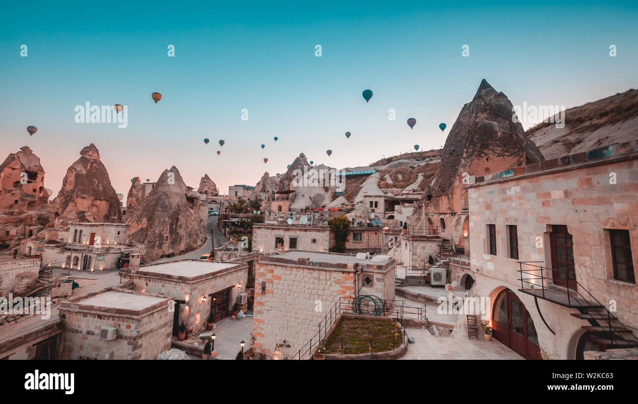 Hot Air Balloon flying over rock paysage à la Cappadoce Turquie Banque D'Images