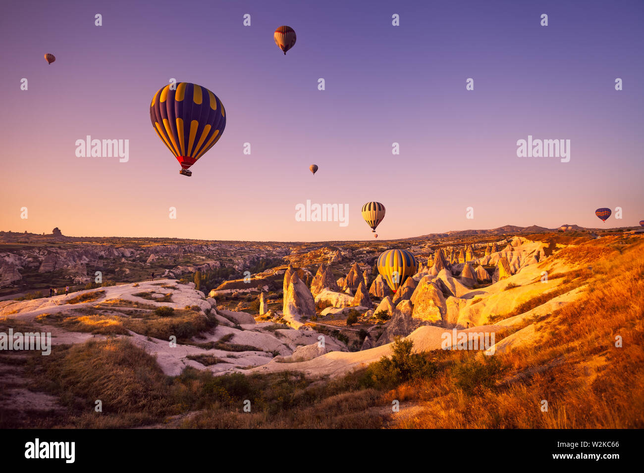 Hot Air Balloon flying over Cappadocia spectaculaire Banque D'Images