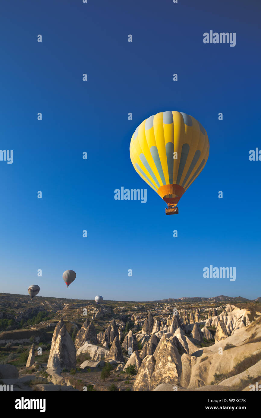 Hot Air Balloon flying over rock paysage à la Cappadoce Turquie Banque D'Images