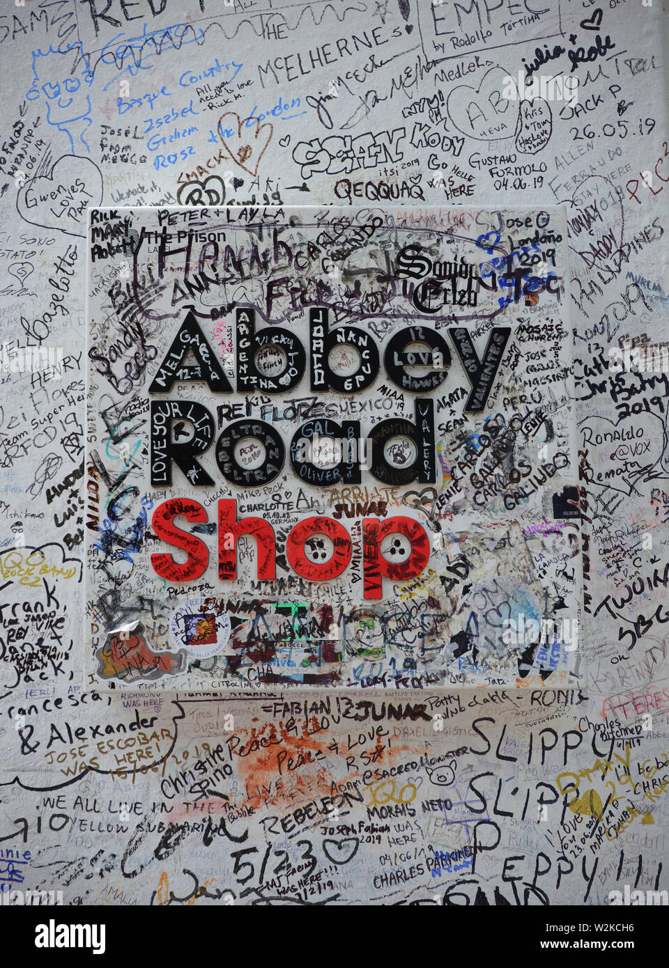 Couvert de graffiti Shop Abbey Road sign. Banque D'Images