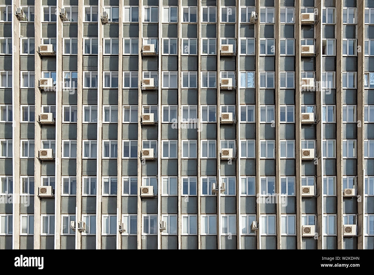 Mani climatiseurs sur le mur du bâtiment de bureaux Banque D'Images