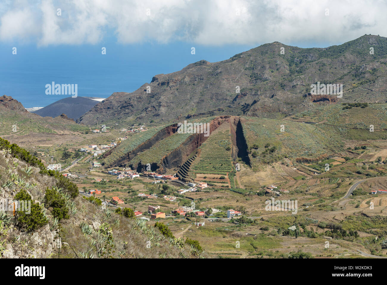 Vallée de El Palmar dans la montagne Teno avec pistes vertes. Dans le centre - colline volcanique comme une tarte aux pommes en tranches. Monument de Tenerife, Îles Canaries. Banque D'Images
