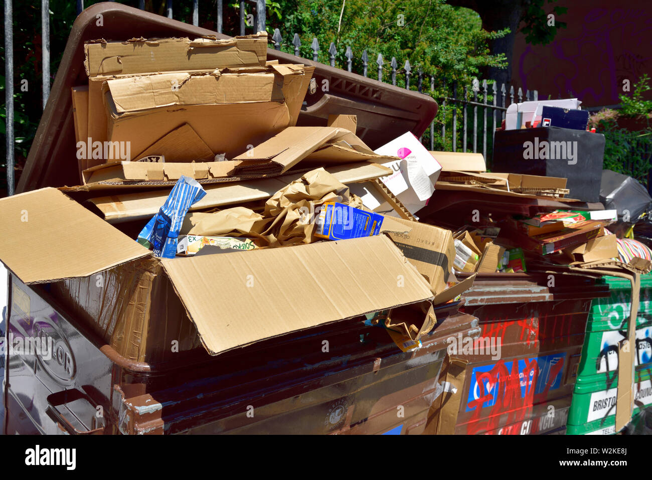 Grand débordement des poubelles et recyclage Banque D'Images