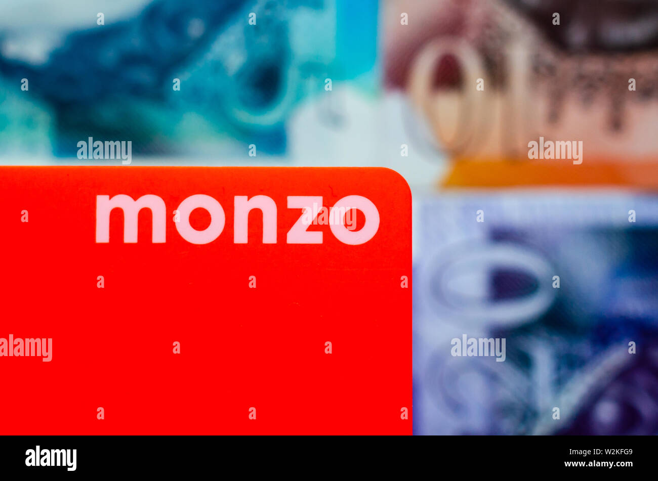 Sur la carte de banque Monzo fond flou de la trésorerie britannique des dénominations différentes. Banque D'Images