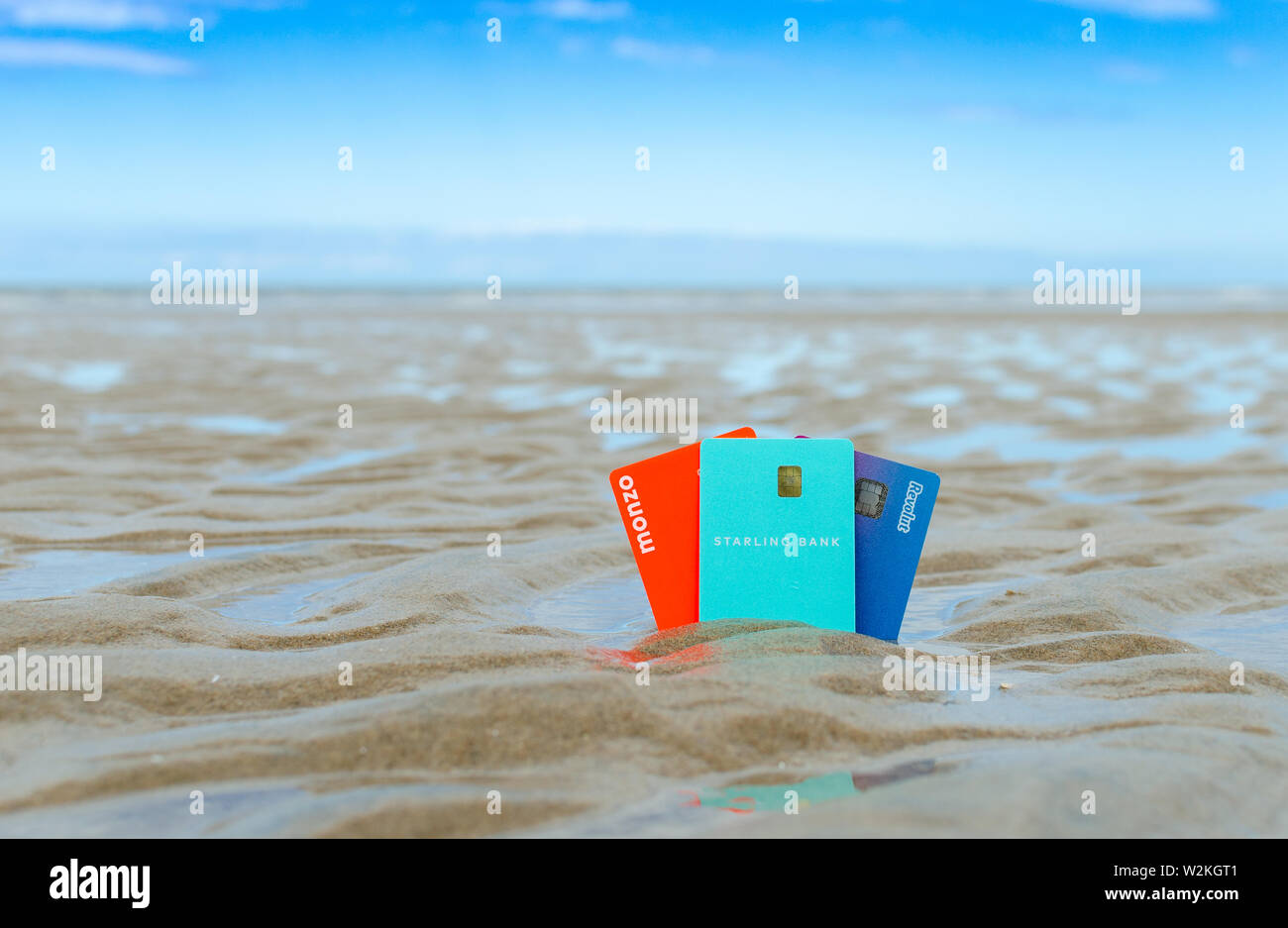 Monzo, Starling, Revolut cartes bancaires sur la plage. Concept pour les meilleures vacances et cartes bancaires virtuelles. Banque D'Images