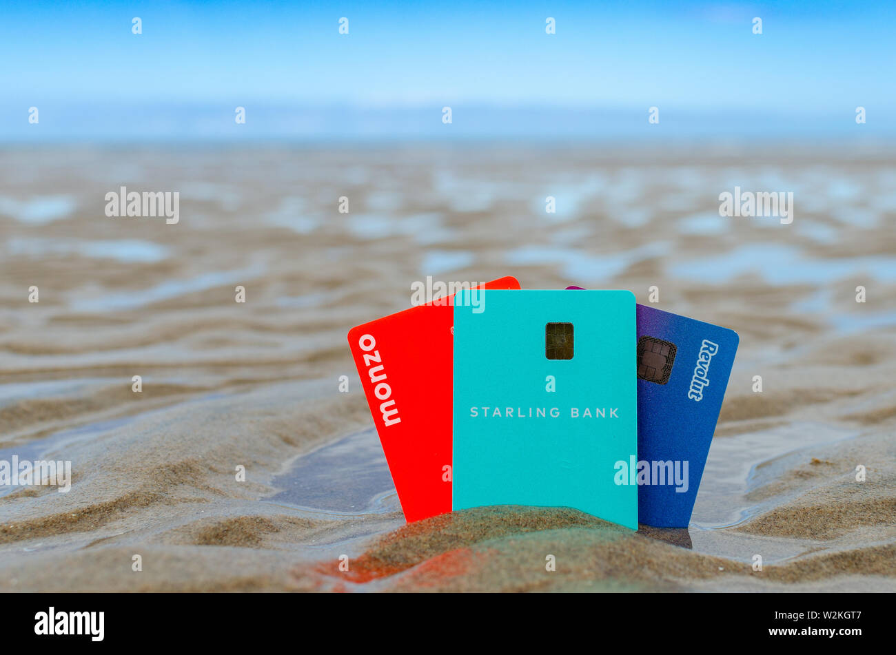 Monzo, Starling, Revolut cartes bancaires sur la plage. Concept pour les meilleures vacances et cartes bancaires virtuelles. Banque D'Images